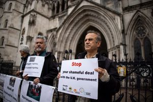 La cour d’appel britannique a déclaré jeudi 29 juin que le projet d’expulsion d’exilés vers le Rwanda était « illégal » (photo : des manifestants dénoncent le projet de loi du gouvernement).