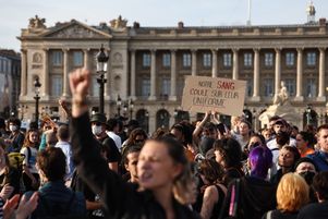Au total, 45 000 policiers et gendarmes ont été mobilisés pour la nuit de vendredi à samedi pour tenter d’enrayer les violences (photo : lors d’une manifestation en hommage à Nahel à Paris place de la Concorde, vendredi 30 juin).