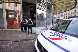 Des commerces saccagés au Forum des Halles, l’une des centres touristiques de Paris, vendredi 30 juin. 