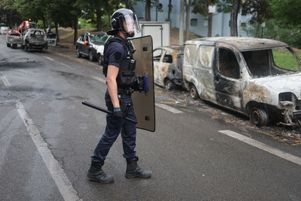 Un policier dans le quartier Pablo Picasso, à Nanterre, le 1er juillet 2023. Depuis la mort de Nahel, 17 ans, à la suite d’un contrôle routier le 27 juin, plusieurs villes en France connaissent des émeutes.