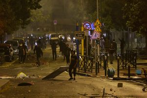 Après plusieurs nuits d’émeutes, le président Emmanuel Macron a évoqué, le 4 juillet, la perspective de « sanctionner financièrement et facilement les familles dès la première infraction », sans autre précision. Ici, des émeutiers à Nanterre, le 28 juin 2023.