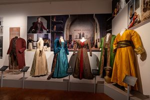 Vue de l'exposition Cosi - Cosi fan tutte, 1948-2023 : costumes d'après C. de Vivaise pour la mise en scène de P. Chereau, 2005