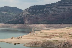 Le lac de Sau en Catalogne, ici le 28 avril 2023 est devenu le symbole de la sécheresse en Espagne. Alors que ses ressources en eau s’amenuisent, l’Espagne compte de plus en plus sur ses eaux usées.
