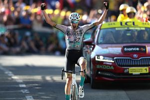Le Néerlandais Wout Poels s’est imposé en solitaire à Saint-Gervais après une étape mouvementée le 16 juillet, au cours de laquelle les deux favoris, le maillot jaune Jonas Vingegaard et Tadej Pogacar, n’ont pas réussi à faire la différence.