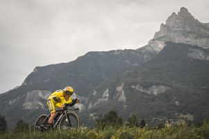 Le maillot jaune danois Jonas Vingegaard, qui a creusé l’écart avec son dauphin Tadej Pogacar lors des 16e et 17e étapes, a pris une option sur la victoire finale.
