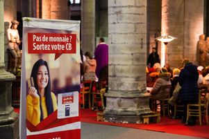 Une quête par carte bancaire à l’église Saint Maurice à Lille, en décembre 2018. Cinq ans après l’apparition du paiement par carte bancaire pour la quête, la pratique est bien implantée et a fait ses preuves et permet de compenser la baisse des dons en liquide.