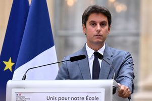 Pour enrayer la démotivation des élèves au troisième trimestre, Emmanuel Macron et le nouveau ministre de l’éducation, Gabriel Attal, ici à Paris, le 28 août, ont annoncé que les épreuves de spécialités du bac se tiendraient cette année en juin et non plus en mars.