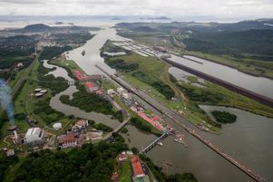 Le canal de Panama, long de 80 kilomètres, voit passer chaque année 6 % du commerce maritime mondial.