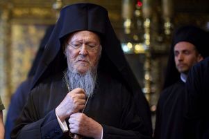 Bartholomeos Ier de Constantinople, chef des chrétiens orthodoxes orientaux, lors d'un service commémoratif pour les victimes de l'invasion russe de l'Ukraine à la cathédrale Saint-Georges, le 8 juillet 2023 à Istanbul, en Turquie.