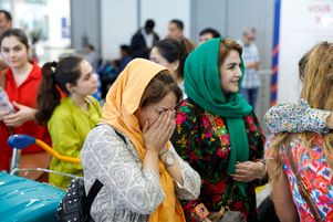 Chercheuse et activiste, Naveen (au centre, en foulard orange) fait partie des cinq femmes afghanes arrivées à l’aéroport Charles-de-Gaulle, lundi 4 septembre. 