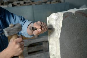 Après la paléontologie et le piano, fils conducteurs de ses précédents romans, Jean-Baptiste Andrea poursuit, dans « Veiller sur elle », sa réflexion sur l’art de la sculpture (photo d’illustration d’un sculpteur).