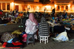Des habitants de Marrakech dorment sur les trottoirs de la place Jamaa El Fna par crainte de nouveaux tremblements de terre, le 10 septembre.