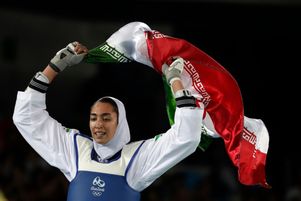 Kimia Alizadeh Zenoorin, sportive iranienne, célèbre sa victoire après avoir remporté la médaille de bronze dans l'épreuve féminine de Taekwondo 57 kg aux Jeux olympiques de 2016.