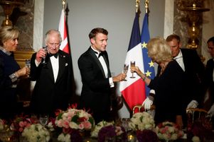 Brigitte Macron, le roi Charles III Emmanuel Macron et la reine Camilla de Grande-Bretagne lors d'un banquet d'État au château de Versailles, le 20 septembre 2023, au premier jour d'une visite d'État de trois jours de la famille royale britannique en France.