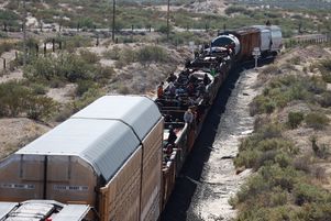 Des migrants sur le toit d’un train de marchandises à Ciudad Juarez au Mexique le 29 septembre 2023.