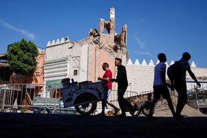Après avoir recensé les monuments affectés, les experts marocains examinent désormais plus finement les édifices touchés par le séisme du 8 septembre. Ici, plus d’une semaine après le drame, une vue du minaret de la mosquée Kharbouch en grande partie détruit à Marrakech.