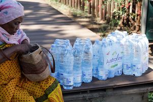 Une habitante de Mayotte avec des packs d'eau, le 21 septembre 2023