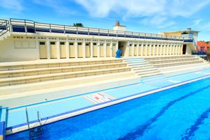 La piscine Roger-Salengro, construite entre 1931 et 1936, est la dernière piscine de style art déco a être ouverte à la baignade en France.