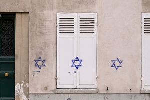 Des tags bleus d’étoiles de David dans le 14e arrondissement de Paris le 31 octobre 2023.