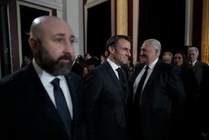 Emmanuel Macron et le Grand Maître du Grand Orient de France (GODF) Guillaume Trichard (G) lors du 250e anniversaire de l'organisation franc-maçonne, le 8 novembre 2023.