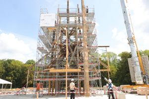 L’établissement public chargé de la restauration de Notre-Dame de Paris a fait savoir vendredi 17 novembre que la silhouette de la flèche de la cathédrale sera visible avant Noël. Cet ouvrage en chêne massif a déjà été monté à blanc.