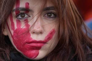 Des centaines de milliers de personnes ont défilé samedi 25 novembre dans les rues de Rome à l’occasion de  la Journée internationale de lutte pour l’élimination des violences faites à l’égard des femmes.