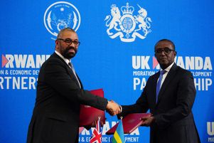 Le ministre britannique de l’intérieur James Cleverly et le ministre rwandais des affaires étrangères Vincent Biruta, à Kigali le 5 décembre 2023
