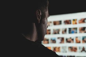 96 % des vidéos fabriquées à l’aide de l’intelligence artificielle (IA) sont de nature pornographique, selon l’association Deeptrace, qui précise que 99 % des personnes visées sont des femmes.