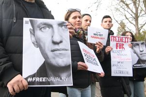 Une manifestation pour la libération des prisonniers politiques russes, dont Alexeï Navalny, le 16 décembre 2023 à Berlin.