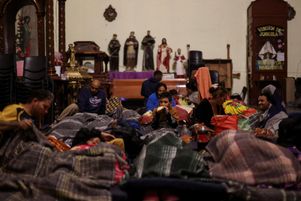 Les migrants, principalement originaires du Venezuela et d’Haïti, se reposent pendant la nuit à l’église Notre-Dame de Solitude, à Mexico, le 23 novembre 2023.