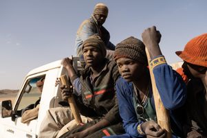 Partis de Dakar malgré l’opposition de leur famille, Seydou et son cousin Moussa, 16 ans chacun, vont rapidement déchanter. Passeurs escrocs qui les abandonnent en plein désert, racket par des rebelles armés, arrestation et tortures dans les prisons libyennes : le film « Moi, capitaine » ne nous épargne rien sur les multiples épreuves que les deux jeunes garçons doivent surmonter.