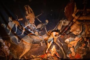 La toile, de six mètres par six, exhibe une reproduction d’une fresque murale du XVe siècle, intitulée Le Triomphe de la mort.