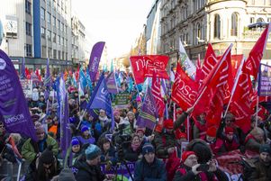 Une grève massive du secteur public a lieu en Irlande du Nord depuis jeudi 18 janvier. Ce jour-là les grévistes marchent en direction de l’hôtel de ville de Belfast, la capitale. Ils revendiquent, entre autres, des hausses de salaire.