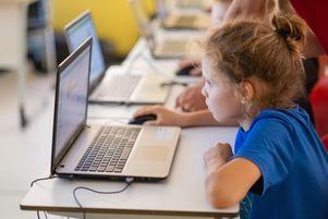 Réunie pour la première fois le 10 janvier, cette commission a pour objectif d’émettre un avis sur les dispositifs de contrôle parental, de proposer un système de régulation des usages des écrans et de recommander des outils pouvant convenir aux différents âges de la jeunesse. 