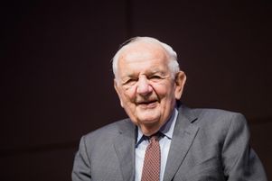 L’universitaire allemand Alfred Grosser, ici au Festival de littérature de Cologne, le 12 mars 2017., est mort à Paris le 7 février 2024 à l’âge de 99 ans.
