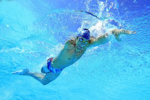 Amputé de deux membres à la suite d’une attaque de requin, Laurent Chardard s’est tourné vers la para-natation avec succès, remportant de nombreuses médailles mondiales depuis 2019.