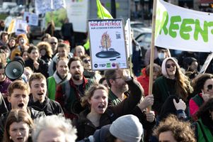 Manifestation contre le projet de forage de huit nouveaux puits de pétrole à La Teste-de-Buch, sur le bassin d’Arcachon, le 11 février 2024.