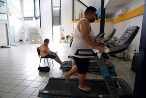 Un patient marche sur un tapis roulant pour travailler l’endurance et le cardio au centre de soins de suite et réadaptation (SSR) ORA pour les patients souffrant de surpoids ou d’obésité, à Pirae, Tahiti, Polynésie française, le 10 septembre 2021. La Haute Autorité de santé a présenté, mercredi 28 février 2024, ses recommandations pour mieux dépister et prendre en charge le surpoids et l’obésité.