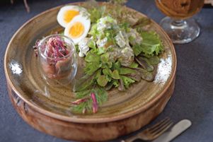 La salade tiède de pommes de terre au hareng.