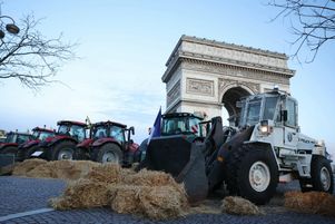 Des agriculteurs de la Coordination rurale mènent une action coup de poing vendredi 1er mars 2024 autour de l’Arc de Triomphe à Paris