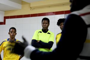 Cynthia Djohore, gardienne de but de l’équipe nationale féminine de foot de Côte d’Ivoire, le 9 juin à Abidjan. Alors que l’équipe masculine a triomphé à la CAN, la sélection féminine n’a pas dépassé le stade des phases préliminaires.