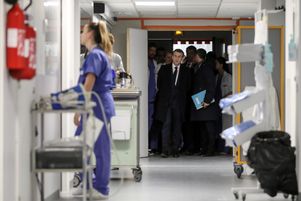 Emmanuel Macron lors d’une visite l’hôpital public parisien de la Pitié-Salpêtrière, le 27 février 2020. Selon une étude comparative poussée entre les systèmes de santé français et allemand commandée par le Haut Conseil de financement de la protection sociale, le système français s’en tirerait mieux que le système allemand malgré des investissements inférieurs.