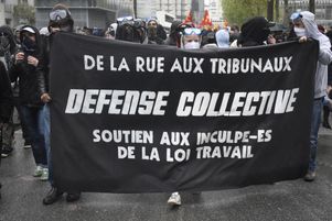 Une banderole de Défense collective le 12 mai 2016, lors d’une manifestation contre la loi travail.