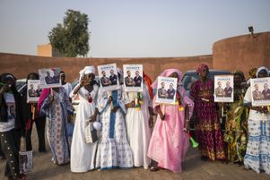 Des partisans du candidat à la présidence, Bassirou Diomaye Faye, assistent à un dernier rassemblement de campagne avant les élections présidentielles à Mbour, au Sénégal, le vendredi 22 mars 2024.