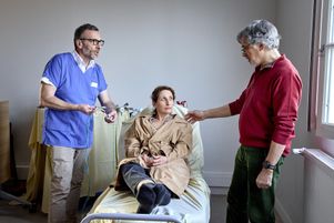 À l’hôpital Cochin vendredi 8 mars, la comédienne Paola Comis joue le rôle d’une patiente arrivant aux urgences, pour une simulation en santé, un exercice encadré par le médecin urgentiste François Lecomte (à gauche).