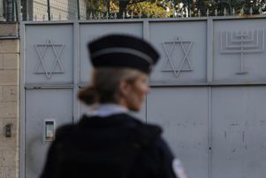Une policière patrouille à l’entrée de la synagogue de Sarcelles, le 11 octobre 2023. Le ministère de l’intérieur a demandé dimanche 14 avril un renforcement de la sécurité aux abords des lieux de culte juifs. 