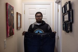  Billy Small III, qui prend le médicament amaigrissant Wegovy, pose avec un pantalon qu’il portait avant son traitement, à son domicile d’Oakland en Californie (États-Unis), le 5 février. 