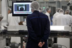  Novo Nordisk a investi 2 millions d’euros dans une usine de production à Chartres (ici lors d’une visite du président français, le 23 novembre 2023).
