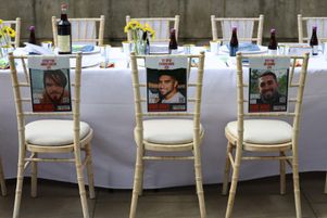 Installation « Empty Passover Seder Table », organisée par le UK Hostages and Missing Families Forum, avec des places réservées aux otages, en signe de solidarité avec les victimes de l’attaque du 7 octobre perpétrée par le Hamas, à Londres, le 17 avril 2024.