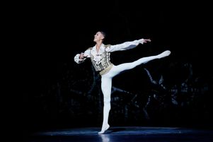 Guillaume Diop est le premier danseur noir à rejoindre la constellation des étoiles de l’Opéra de Paris.